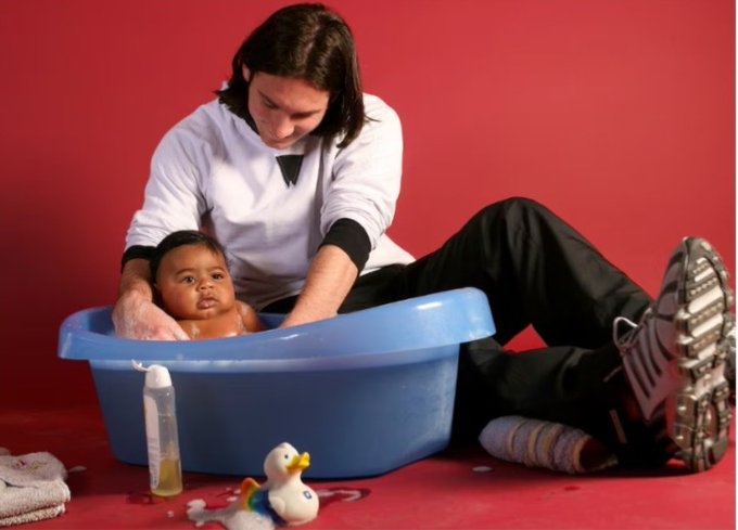 摄影师谈梅西给亚马尔‘洗礼’：梅西当年看到小婴儿有点手足无措